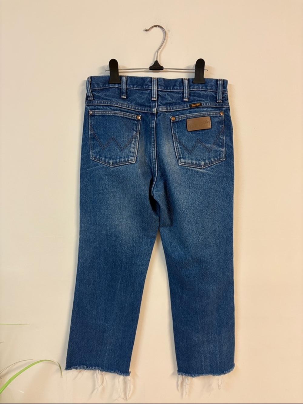 VINTAGE 90'S WRANGLER Men’s Medium Wash Straight Jeans with Raw Hem size 31 - Picture 2 of 5